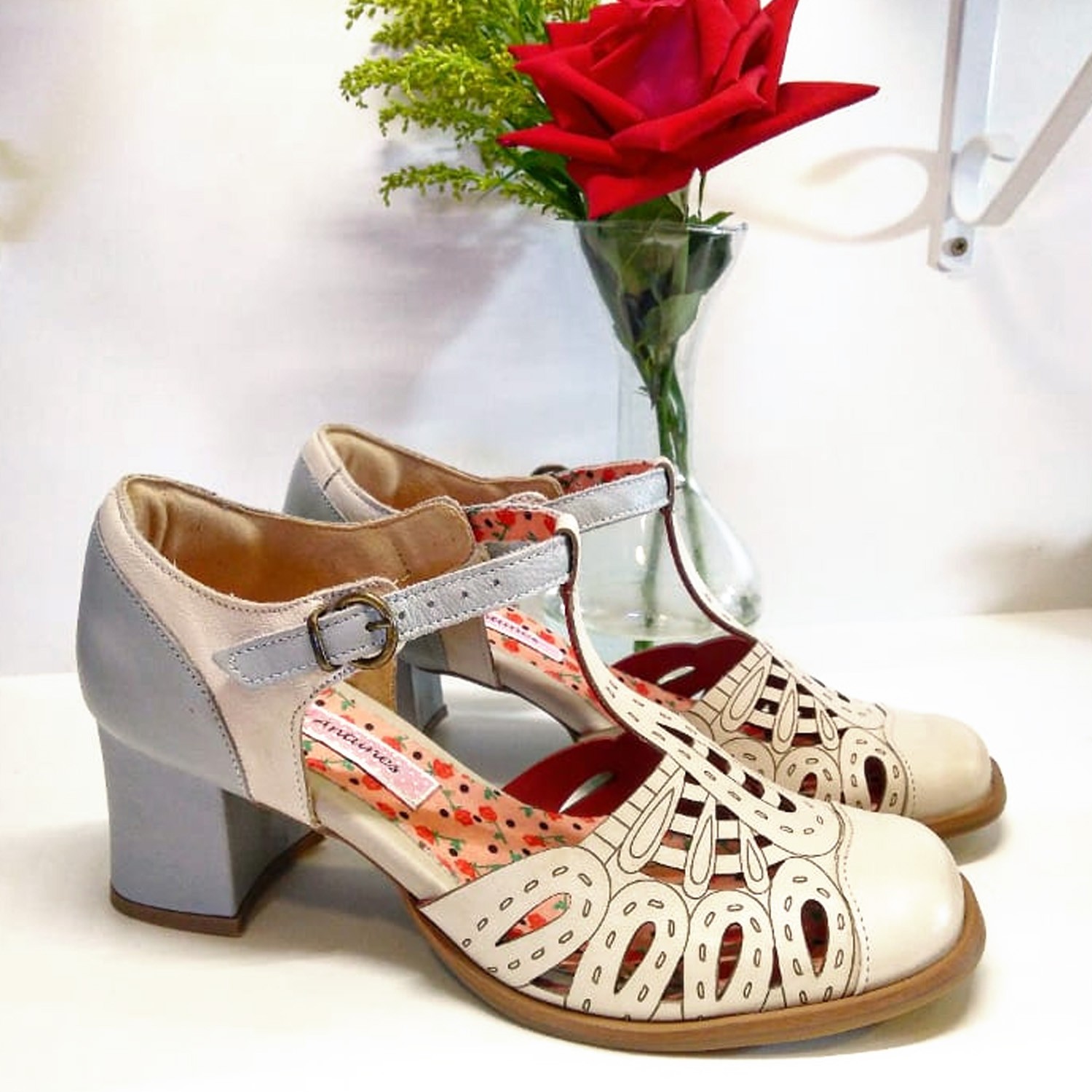 Sapato boneca em couro Off White / Céu Rosa Antunes
