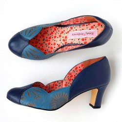 Scarpin retro em couro azul céu