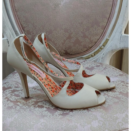 Sandália vintage off white salto 8,5cm