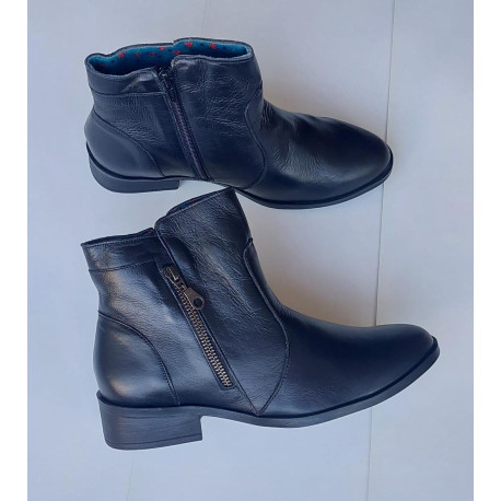 Bota com zíper preta