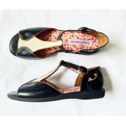 Sandalia em curo  preta ouro off white